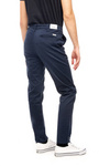 Męskie spodnie proste WRANGLER CHINO NAVY W12CW3114