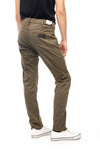 Męskie spodnie zwężane WRANGLER LARSTON DUSTY OLIVE W18SXC275