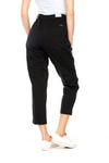 Damskie spodnie jeansowe proste WRANGLER MOM CHINO BLACK W22HKD100